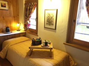 奥斯塔克鲁姆博特旅馆的一间卧室配有一张桌子和一张床铺