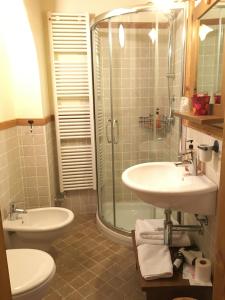 奥斯塔克鲁姆博特旅馆的带淋浴、盥洗盆和卫生间的浴室