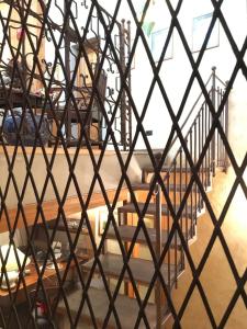 奥斯塔克鲁姆博特旅馆的透过建筑物的金属栅栏