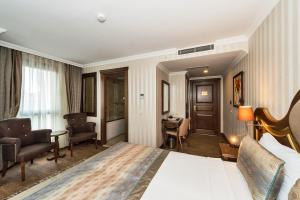 伊斯坦布尔The Central Hotel的配有一张床和一张书桌的酒店客房