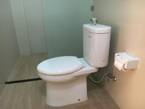 乌布巴厘岛格东家庭民宿的一间位于客房内的白色卫生间的浴室