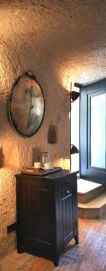 于尔居普索塔卡帕多西亚旅馆的厨房配有桌子和墙上的镜子