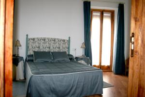 Mahora马约拉之家酒店的一间卧室配有一张带蓝色棉被的床