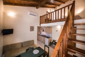 马莱迈神话海滩酒店公寓的带沙发和楼梯的小客厅