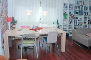 马托西纽什Apartamento Independente Praia & Porto - Limpo e Seguro的客厅配有桌椅