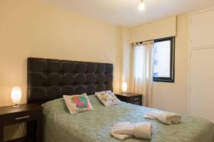 科尔多瓦努埃瓦科尔多瓦顿波利奥公寓的一间卧室配有一张大床和两个枕头