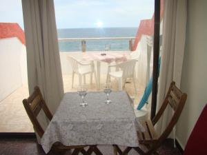 The Beach Las Canteras Vacacional餐厅或其他用餐的地方