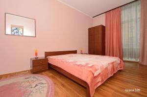 基辅Apartments in the center of Pechersk的一间卧室设有一张床和一个大窗户