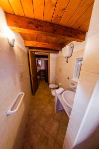贡内萨Il Rudere的浴室设有2个卫生间和2个水槽。