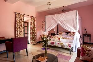 阿姆波尔Fort Tiracol Heritage Hotel的一间卧室配有一张带天蓬的床