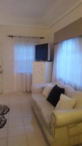 金斯敦Kingston Studio Apartment的客厅配有白色沙发和电视
