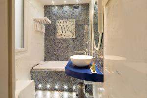 巴黎Hotel Residence Henri IV的浴室配有盥洗盆和浴缸。