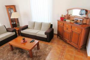 Algarvia阿尔加威亚坎普乡村民宿的客厅配有沙发和桌子