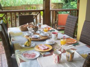 圣贝努瓦勒鲁宾乔2号住宿加早餐旅馆的露台上的桌子上摆放着食物和水果
