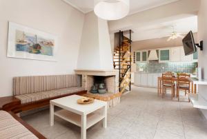 基普塞利加拉蒂亚酒店的带沙发和壁炉的客厅