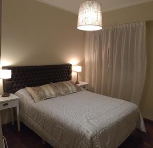 布兰卡港Apartment Lam62的一间卧室配有一张带2个床头柜和2盏灯的床。