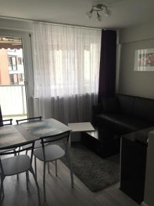 不莱梅Charmantes City-Apartment in der Altstadt的客厅配有沙发和桌子