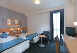 埼玉市浦和华盛顿酒店的酒店客房设有两张床和电视。