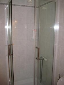 奥尔索拉Mirador del Roque的浴室里设有玻璃门淋浴