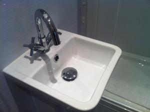 法尔茅斯特里劳妮宾馆的一个带水龙头的浴室内的盥洗盆