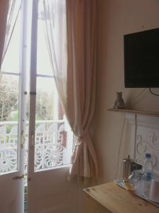 法尔茅斯特里劳妮宾馆的窗户配有窗帘,门设有阳台