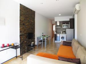 穆尔西亚Apartamentos Amanecer JC1的带沙发的客厅和厨房