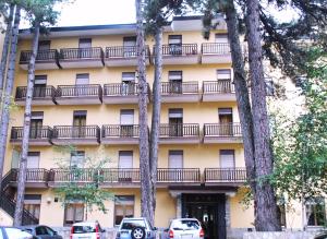 卡迈格拉特罗希拉诺梅郎德酒店的公寓大楼前面设有停车位。