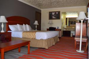 Travelodge Inn & Suites by Wyndham Norman客房内的一张或多张床位