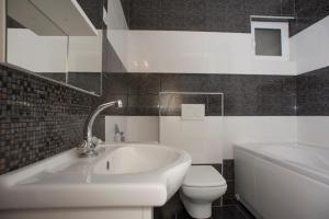 斯韦蒂·斯特凡Apartments Peđa的浴室配有盥洗盆、卫生间和浴缸。