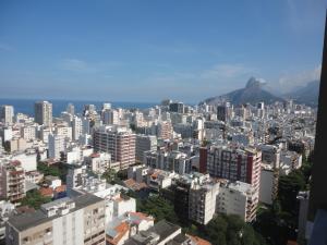 里约热内卢Ipanema's heart的城市的空中景观,背景是高山