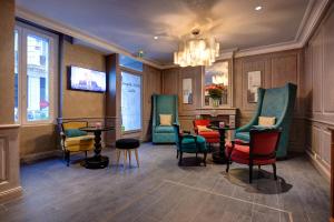 巴黎穆杰酒店的一间设有五颜六色椅子和桌子的等候室