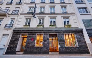 巴黎穆杰酒店的一座高大的白色建筑,设有门窗