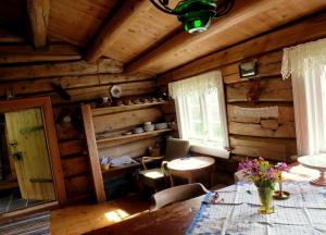 BoverdalenStrind Gard, Visdalssetra的小木屋内带桌子的用餐室