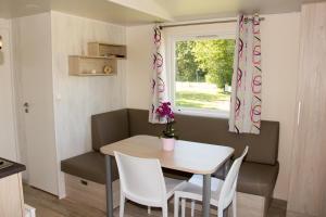 乌尔门俊费维赫尔露营地的一间带桌椅和窗户的用餐室