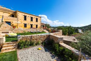 AchladesERONDAS Cretan Country Villas的享有花园房屋的外部景致