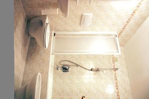 维哥迪法萨西玛多迪西酒店的带淋浴、卫生间和盥洗盆的浴室