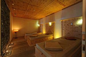 圣维吉利奥特雷萨酒店的一间设有两张床和一盏灯的房间