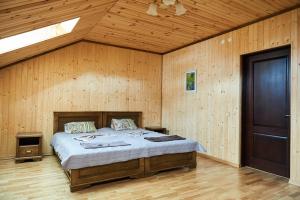 布克维Panskyi Kut的木制客房内的一间卧室,配有一张床
