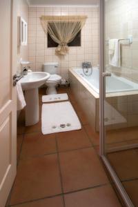 克拉伦斯Clarens Cottage 2的浴室配有盥洗盆、卫生间和浴缸。