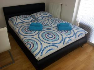 摩拉瓦托普利采Apartment Kanita的一张蓝色和白色的床,配有两个枕头