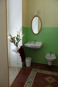 科拉托Locus Amoenus Luxury Rooms的一间带水槽、卫生间和镜子的浴室