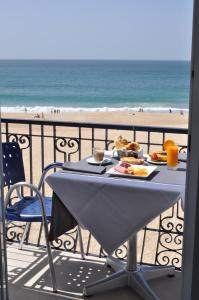 纳扎雷马尔布拉沃酒店的海滩景阳台桌子