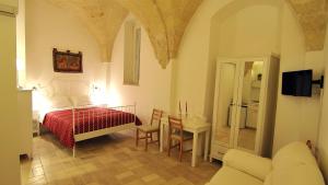 格拉维纳普利亚Porta San Michele的一间卧室配有一张床和一张桌子及椅子