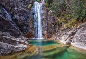 Venda NovaSão Cristóvão Nature Country Hotel的瀑布,在水中