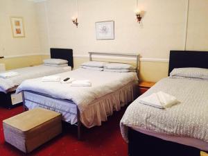 滨海绍森德Welbeck Hotel - Close to Beach, Train Station & Southend Airport的一间房间,配有两张单人床