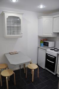 DonagheyEaglesfield House Guest Apartment的厨房配有桌椅和炉灶。