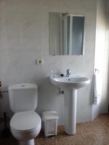 卡斯特罗波尔Hostal Restaurante Parajes的白色的浴室设有卫生间和水槽。
