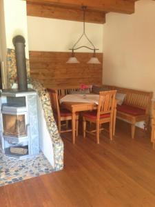 布雷滕布鲁恩Romantik Chalet的客厅配有桌子和燃木炉。