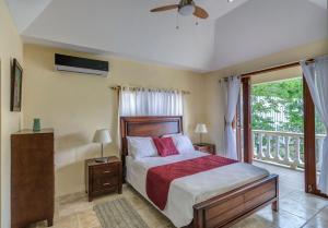 Port ElizabethSandrati Villa的一间卧室设有一张床和一个大窗户