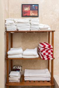 Port ElizabethSandrati Villa的一堆毛巾放在一个房间里架子上